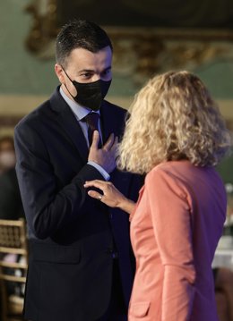 El portavoz del Grupo Parlamentario Socialista en el Congreso de los Diputados, Héctor Gómez, saluda a la presidenta del Congreso, Meritxell Batet.