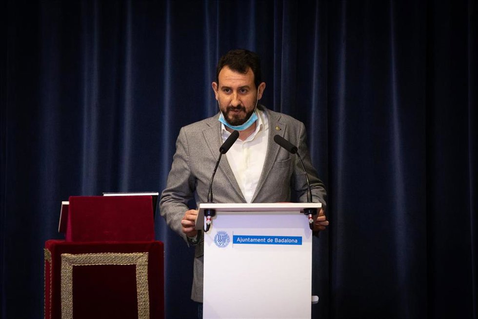 Archivo - Rubén Guijarro (PSC) en el pleno de Badalona.