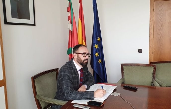Archivo - El delegado del Gobierno en el País Vasco, Denis Itxaso, en su despacho