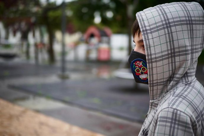 Archivo - Un niño protegido con mascarilla.