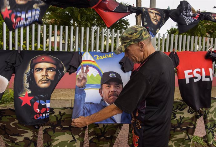 Archivo - Camisetas con la imagen de Daniel Ortega en Managua