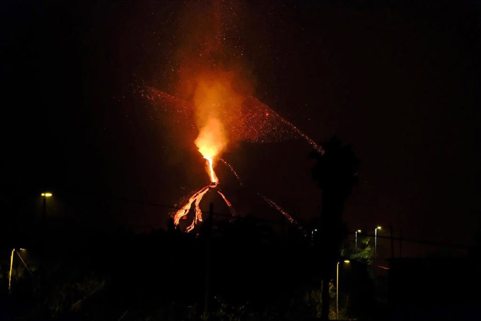 Una de las bocas eruptivas del volcán de Cumbre Vieja, a 16 de octubre de 2021, en La Palma, Canarias (España). La superficie afectada hasta el día de hoy se sitúa en 742 hectáreas y la anchura máxima de la colada está en torno a los 2.350 metros. Por o