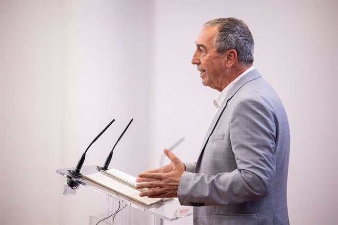 El diputado de Compromís en el Congreso, Joan Baldoví, durante una rueda de prensa anterior a la Junta de Portavoces en el Congreso de los Diputados, a 5 de octubre de 2021, en Madrid, (España). 