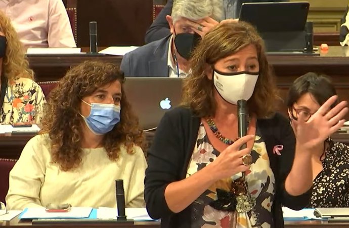La presidenta del Govern, Francina Armengol, en el Parlament.