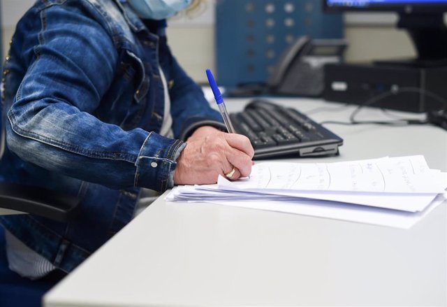 Una empleada pública durante su jornada laboral, en la oficina de la Agencia Estatal de la Administración Tributaria.