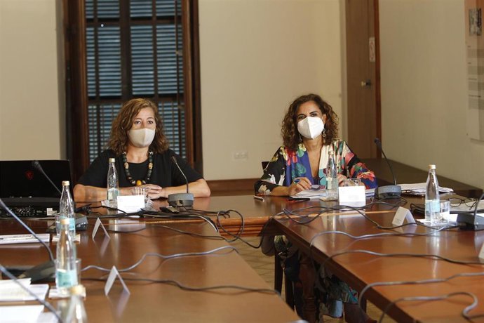 La presidenta de las Illes Balears, Francina Armengol (i), y la ministra de Hacienda y Función Pública, María Jesús Montero (d), durante la reunión de la Comisión Mixta de Economía y Hacienda Estado-Comunidad Autónoma de las Illes Balears.