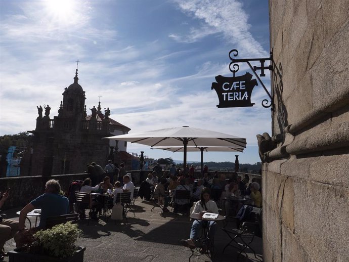 Varias personas en la terraza de un bar en Santiago de Compostela.