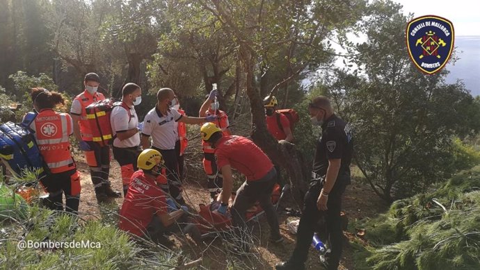Efectivos de Bomberos de Mallorca y del SAMU 061 atienden al herido.