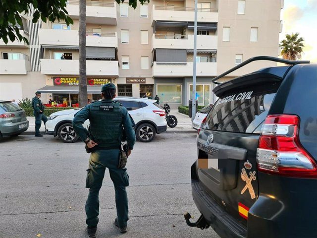 Un agente de la Guardia Civil en la operación de lucha contra el narcotráfico entre el Campo de Gibraltar y Málaga