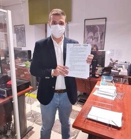 El portavoz de Cs en la Diputación, Ildefonso Ruiz, registra las propuestas.