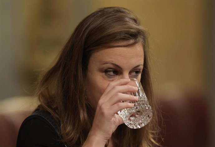 La portavoz de la CUP en el Congreso, Mireia Vehí, bebe agua en una sesión plenaria en el Congreso
