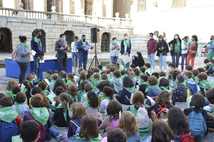 El Ayuntamiento muestra su respaldo institucional al Colegio San Lucas y María en el 40 aniversario de su creación como centro.