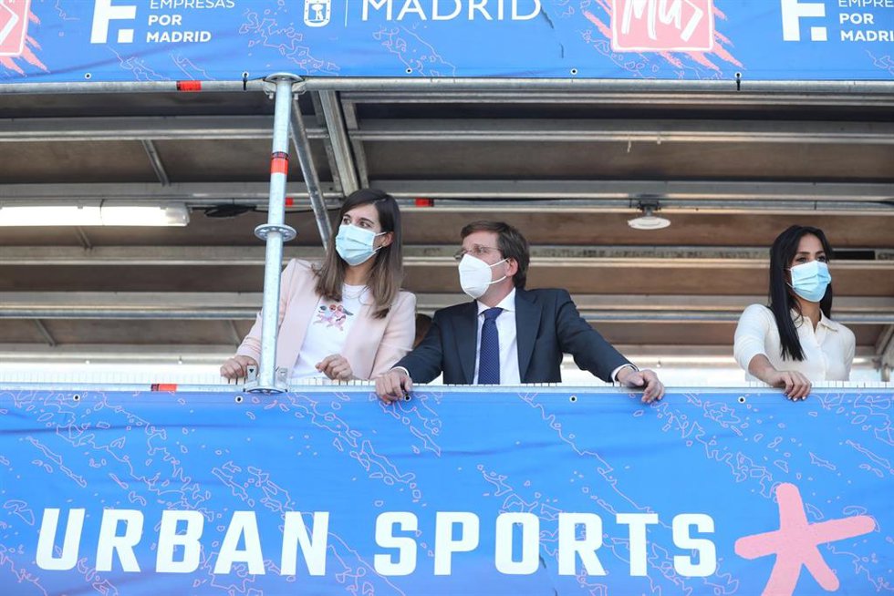 (I-D) La titular del Área Delegada de Deporte en el Ayuntamiento de Madrid, Sofía Miranda; el alcalde de Madrid, José Luis Martínez-Almeida, y la vicealcaldesa, Begoña Villacís, durante la presentación del festival Madrid Urban Sports 