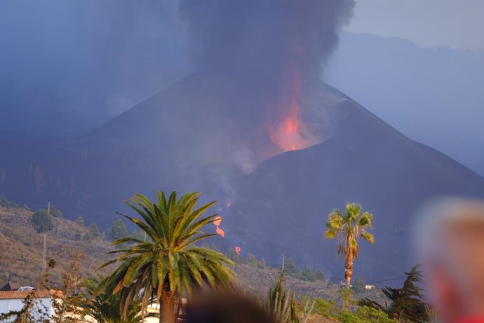El volcán de Cumbre Vieja el día en el que la erupción de La Palma cumple tres semanas, a 10 de octubre de 2021, en La Palma, Canarias (España). Las tres semanas del volcán activo ya han dejan por el momento casi 6.000 vecinos evacuados y unas 1.186 edi