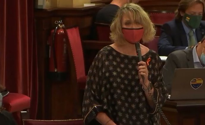 Archivo - La portavoz de El PI, Lina Pons, en el pleno del Parlament.