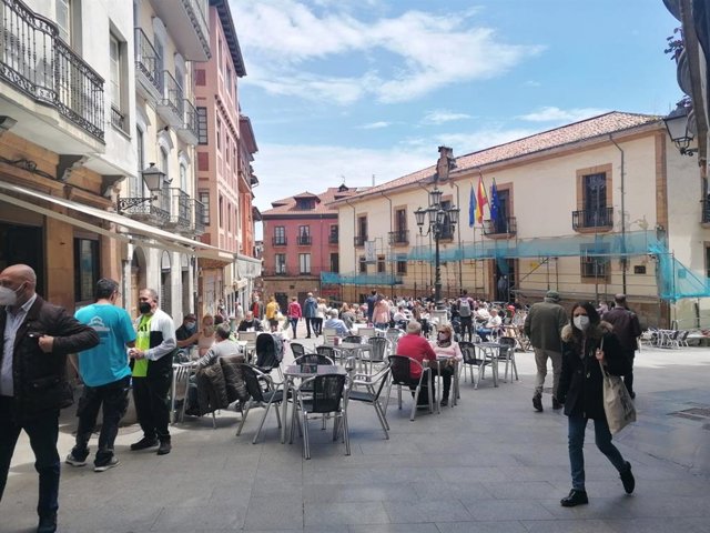 Archivo - Terrazas hosteleras en el casco antiguo de Oviedo.
