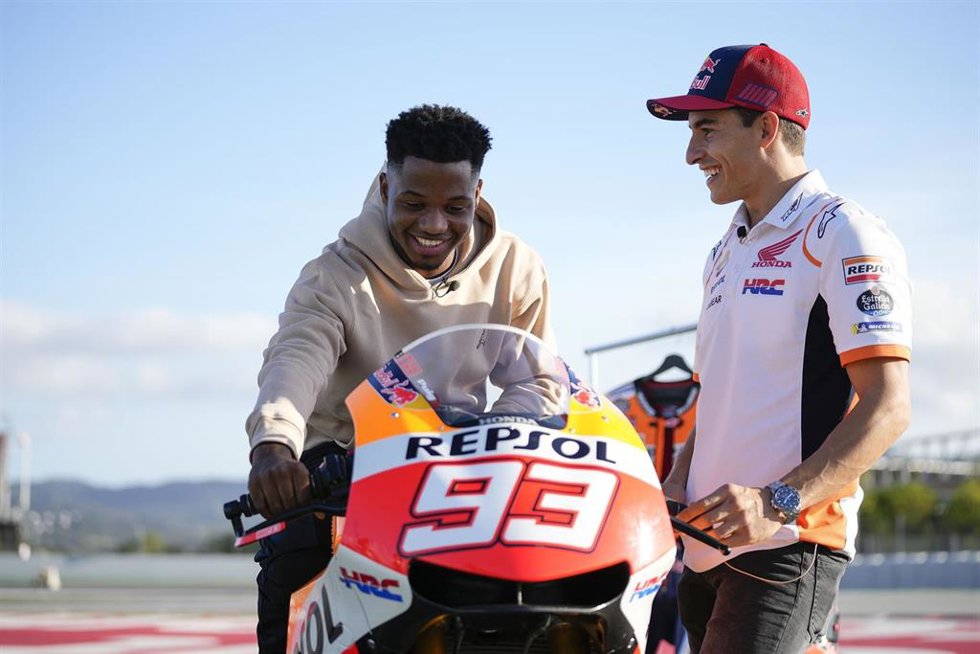 El jugador del FC Barcelona Ansu Fati en la Honda del piloto de MotoGP Marc Márquez (Repsol Honda), en el Circuit de Barcelona-Catalunya