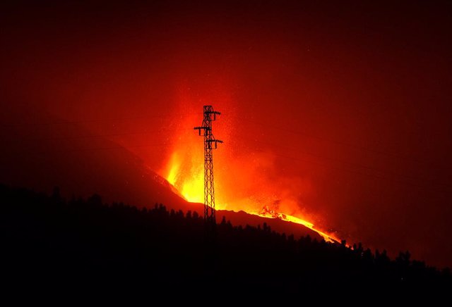 Arxiu - Una boca eruptiva del volcà Cumbre Vieja a l'illa de La Palma