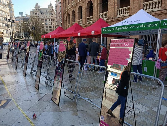 Espejos sobre la autoexploración mamaria en la Plaza de Toros
