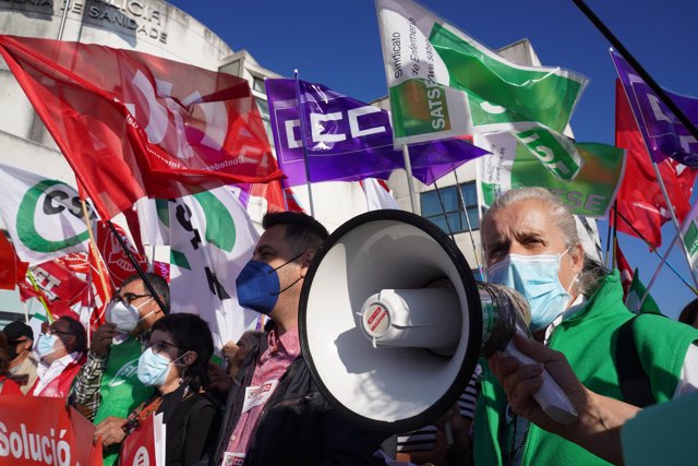 Una persona sostiene un megáfono durante una concentración frente al Sergas de Santiago de Compostela, a 19 de octubre de 2021, en Santiago de Compostela, Galicia, (España). 