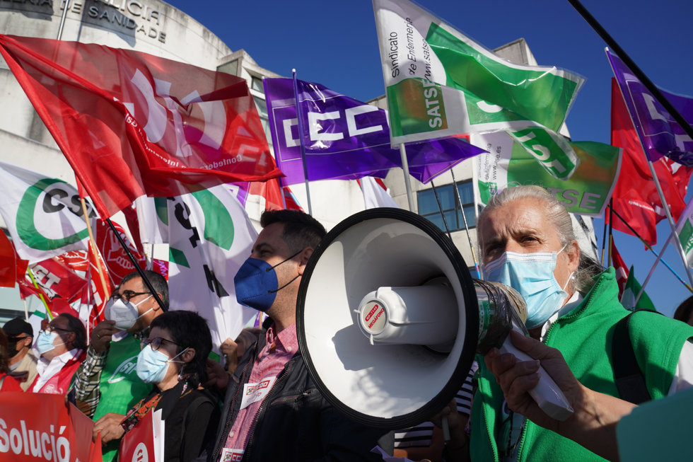 Una persona sostiene un megáfono durante una concentración frente al Sergas de Santiago de Compostela, a 19 de octubre de 2021, en Santiago de Compostela, Galicia, (España). 