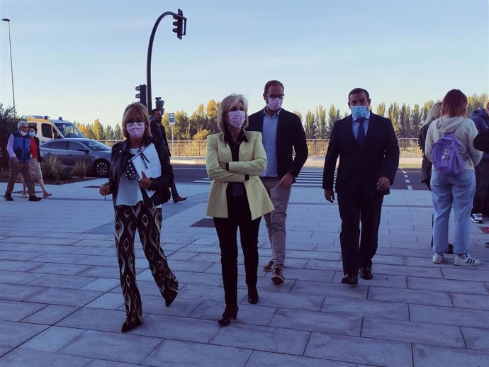 La consejera de Sanidad, Verónica Casado (centro), a su llegada al hospital de Salamanca.