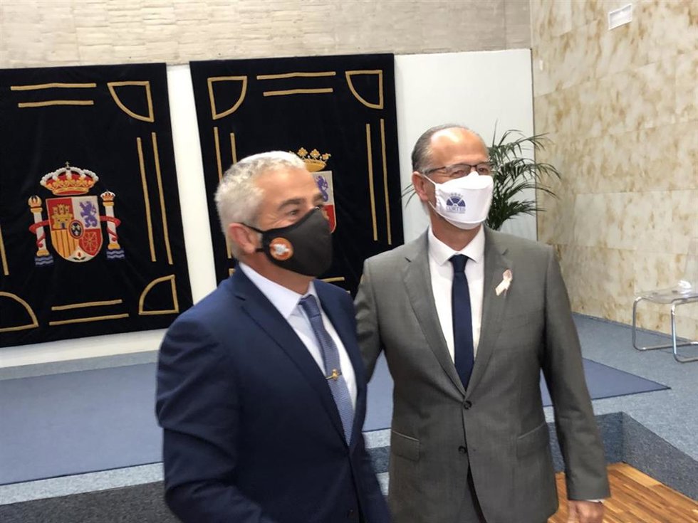 Santiago Nogales (izquierda) posa junto al presidente de las Cortes, Luis Fuentes (derecha).