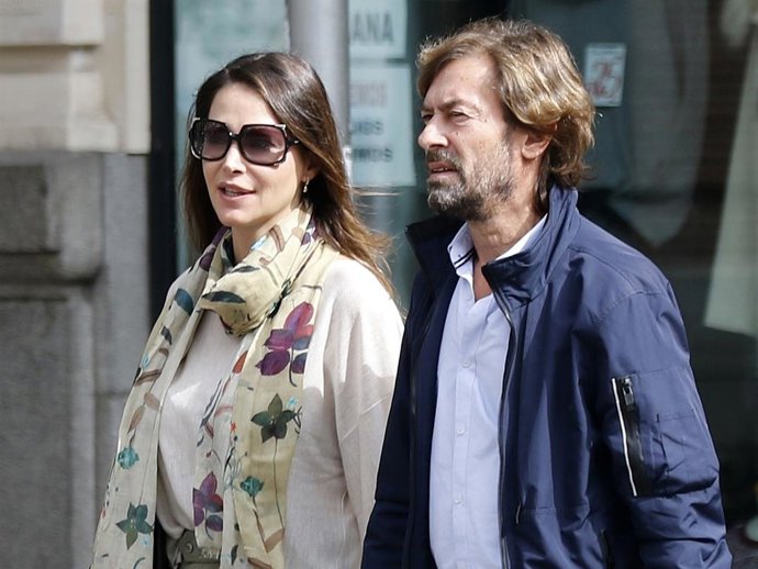 Esther Doña y Santiago Pedraz, romántico paseo por el centro de la capital