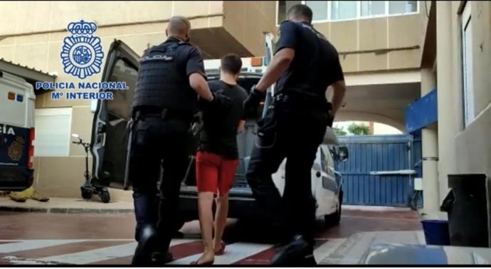 Agentes de la Guardia Civil con el detenido por el atraco