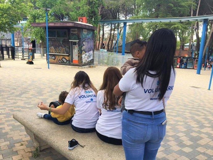 Voluntarios en un parque