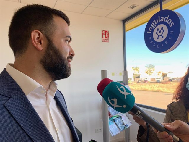 El alcalde de Cáceres, Luis Salaya, en una visita a la empresa biotecnológica Ingulados