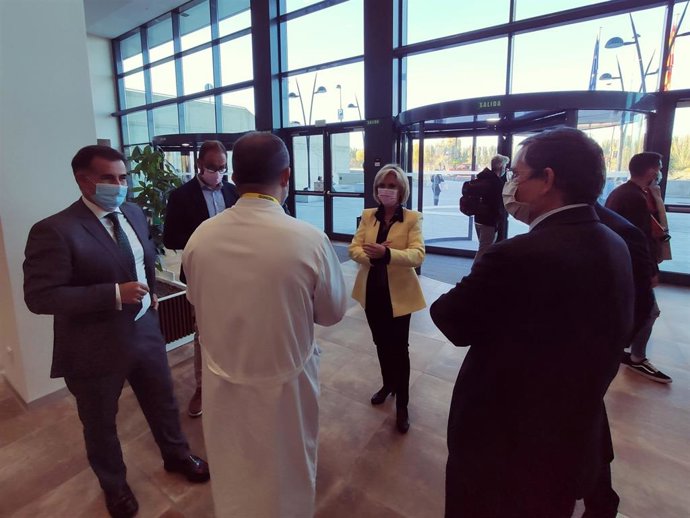 El gerente del CAUSA, Luis Ángel González (de espaldas), recibe a la consejera de Sanidad, Verónica Casado (centro), a su llegada al hospital de Salamanca.