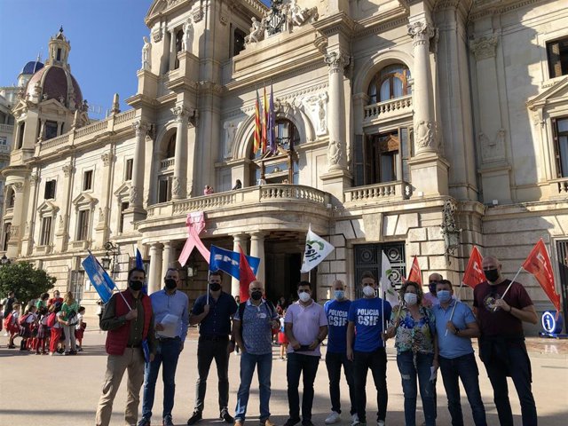 Sindicatos policiales protestan ante el Ayuntamiento de Valènica