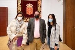 El presidente del Parlamento con representantes de la Asociación Navarra de Fibrosis Quística.