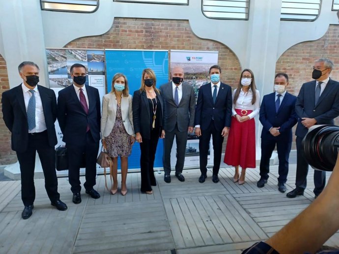 El delegado del Gobierno en Andalucía, Pedro Fernández, junto a otras autoridades, presentación de las tres grúas nuevas adquiridas por Yilport Holding para la terminal que opera en el Muelle Sur del Puerto de Huelva.