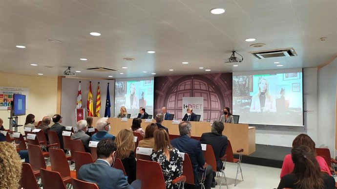 Intervención telemática de la decana del Icab Maria Eugnia Gay en la presentación del Institut I+DRET, el 19 de octubre de 2021.