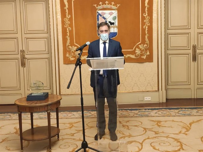 El alcalde de Salamanca, Carlos García Carbayo, en rueda de prensa en el Ayuntamiento.