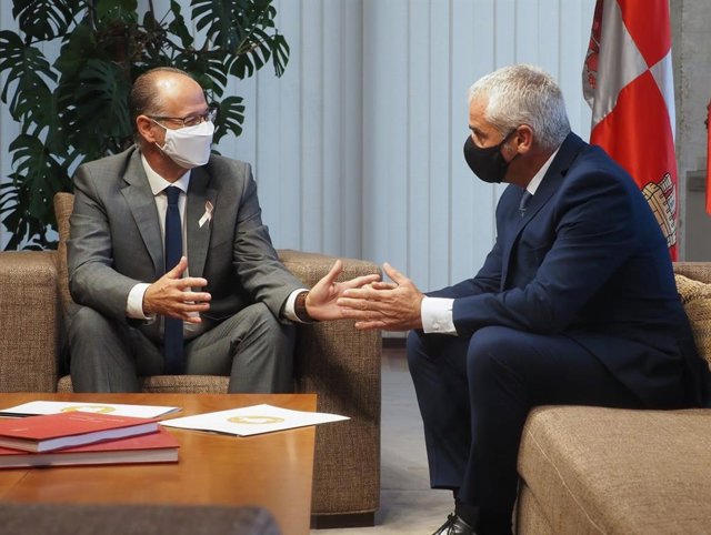 El presidente de las Cortes, Luis Fuentes, (izquierda) recibe al de la Asociación de Víctimas del Terrorismo de Castilla y León, Sebastián Nogales (derecha).