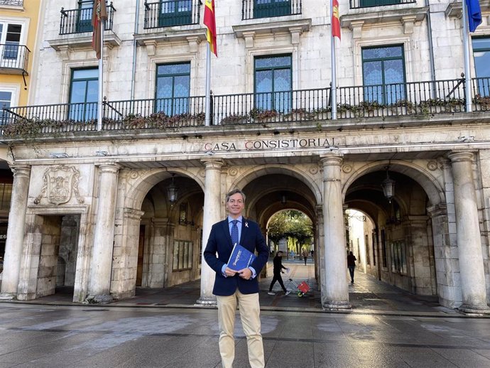El concejal del PP en Burgos, César Barriada, a las puertas del Ayuntamiento.