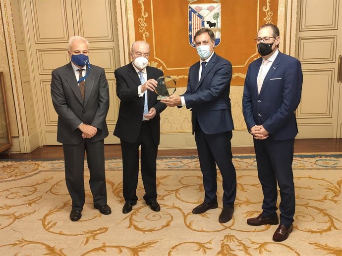 Entrega del Premio Visión Zero Municipal en el Ayuntamiento de Salamanca con la presencia de Jaime Huerta, Sebastián de la Rica, Carlos García Carbayo y Fernando Carabias, de izquierda a derecha.