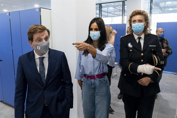 El alcalde de Madrid, José Luis Martínez-Almeida (1i), junto con la vicealcaldesa, Begoña Villacís (2d), a su llegada a la nueva Unidad Integral de Distrito (UID) de la Policía Municipal en Hortaleza.