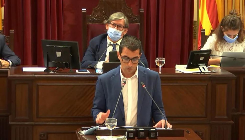 El conseller de Fondos Europeos, Universidad y Cultura, Miquel Company, durante una intervención en el Parlament balear. Archivo.