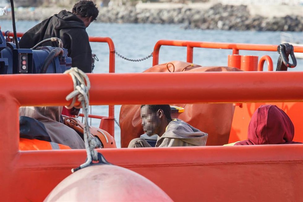 Archivo - La embarcación de Salvamento Marítimo Guardamar Talía en un rescate de migrantes que viajaban en patera en aguas de Canarias