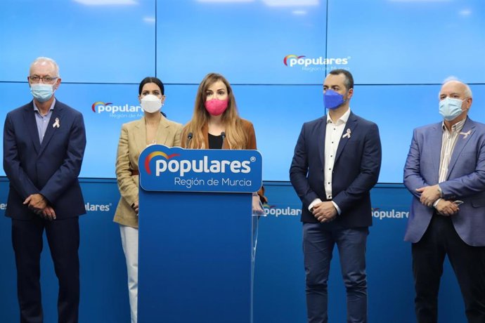 La portavoz del PPRM, Miriam Guardiola, y la portavoz del Grupo Municipal Popular, Rebeca Pérez, junto con el diputado del PP, Juan Antonio Mata, y los concejales Eduardo Martínez-Oliva y Antonio Navarro