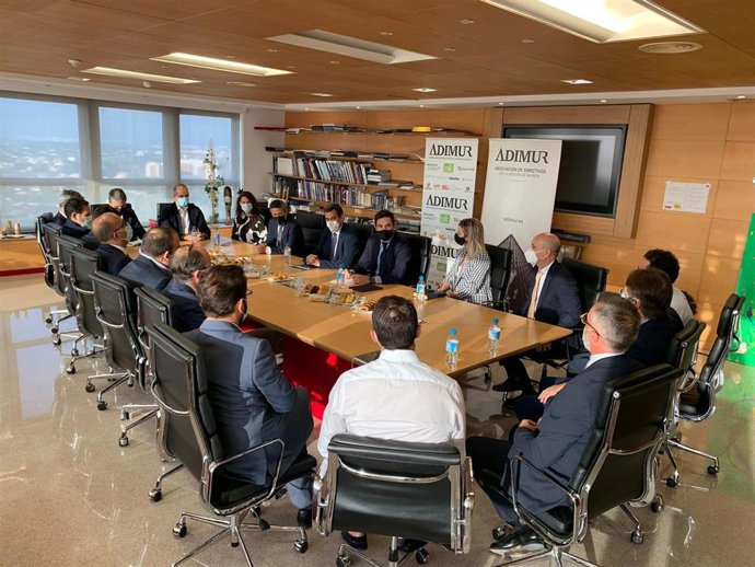 El consejero de Fomento e Infraestructuras, José Ramón Díez de Revenga, y el secretario general de la Consejería, Enrique Ujaldón, durante su reunión con la Asociación de Directivos de la Región de Murcia (ADIMUR)