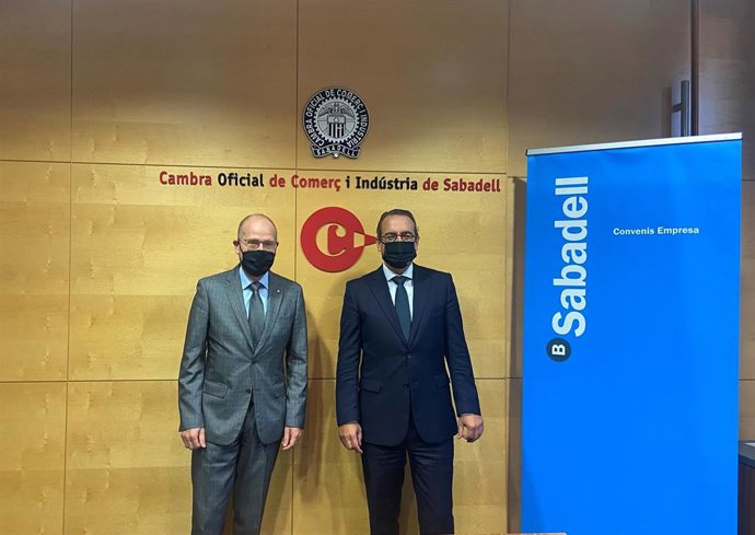 El presidente de la Cámara de Comercio de Sabadell, Ramon Alberich, y el director general adjunto y responsable de la territorial de Catalunya del Banco Sabadell, Enric Rovira.