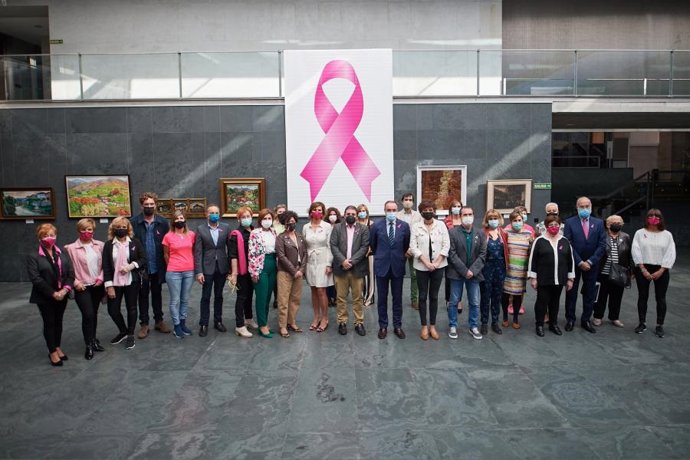 Imagen del acto en el que han participado representantes del arco parlamentario y de Saray.