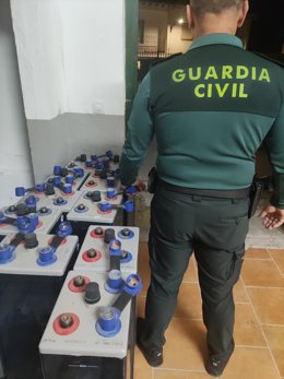 Guardia civil tras el robo de baterías acumuladoras de un repetidor de telefonía