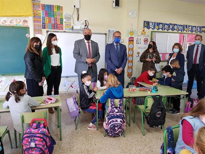 El consejero de Educación, Felipe Faci, ha visitado el centro acompañado por el alcalde de Calamocha, Manuel Rando