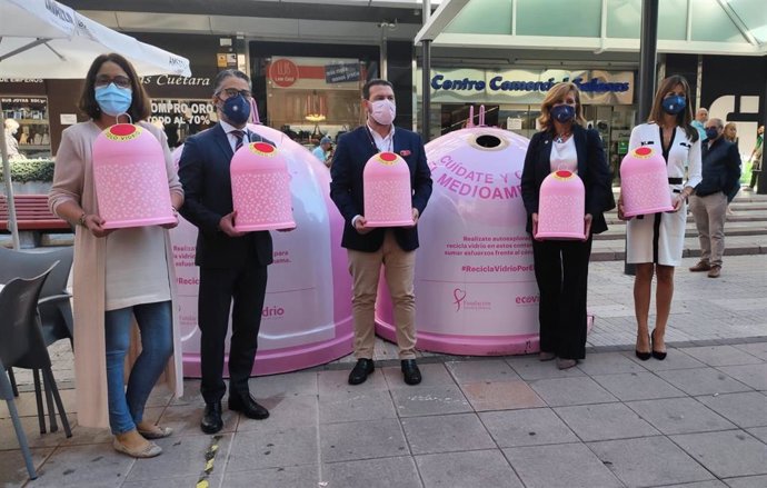 Los concejales Covadonga Díaz, Gerardo Antuña, Concepción Méndez y Leticia González presentan la campaña de reciclaje de vidrio acompañados por el responsable de la Zona Norte de Ecovidrio, Germán Fernández.
